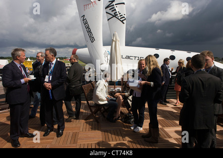 Firmato Virgin Galactic astronauti raccogliere da SpaceShipTwo modello per un altro annuncio da parte di dirigenti aziendali a un PR evento. Foto Stock