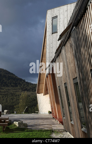 Prekestolen Mountain Lodge, Strand, Norvegia. Architetto: Helen & Hard, 2008. Elevazione est contro il cielo in tempesta. Foto Stock