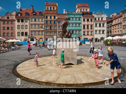 Bambini che giocano al Mermaid fontana nella piazza del Mercato nella Città Vecchia di Varsavia, Polonia Foto Stock