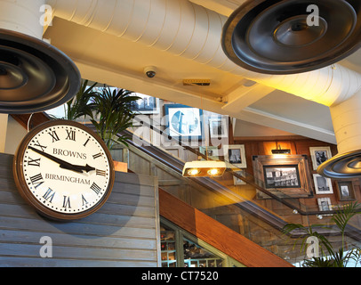 Spiceal Street, Bullring, Birmingham, Regno Unito. Architetto: Chapman Taylor, 2011. Interno del Browns ristorante. Foto Stock