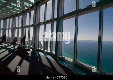 Ai visitatori di ammirare le viste nella piattaforma di osservazione della Q1 edificio a Surfers Paradise nel Queensland, Australia Foto Stock