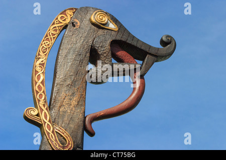 La prua di una nave vichinga con un intaglio del legno di un drago Foto Stock