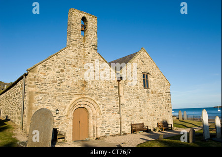 La parte anteriore della St Hywyn la Chiesa Aberdaron, Llyn peninsula Galles del Nord Foto Stock