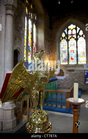 Un aquila leggio in Saint Andrews Chiesa, Biggleswade, Inghilterra Foto Stock