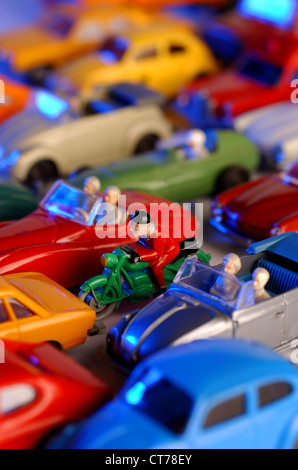 Wiking model cars, motociclisti nel traffico Foto Stock