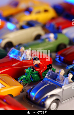 Wiking model cars, motociclisti nel traffico Foto Stock