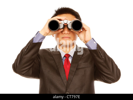 Un uomo in abbigliamento business utilizzando il binocolo (su bianco) (in esclusiva per ALAMY) Foto Stock