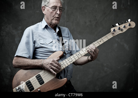 Senior uomo suonare chitarra basso Foto Stock