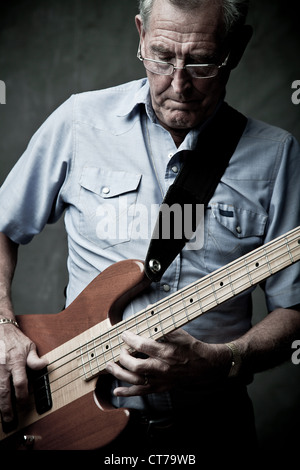 Senior uomo suonare chitarra basso Foto Stock