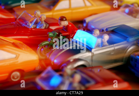 Wiking model cars, motociclisti nel traffico Foto Stock