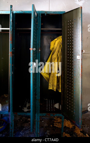 Cappotto in vecchi armadietti Foto Stock