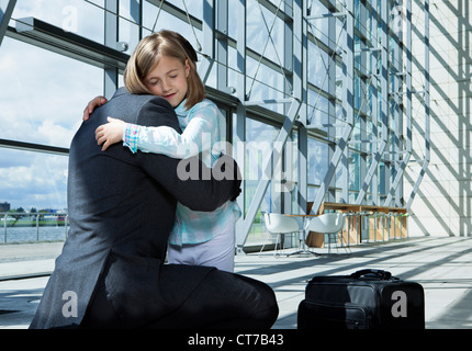 Padre di arrivare in aeroporto con la figlia Foto Stock