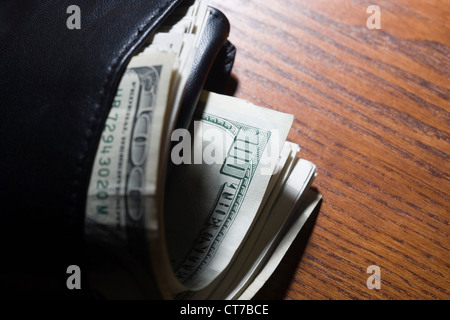 Portafoglio con 100 banconote di dollari Foto Stock