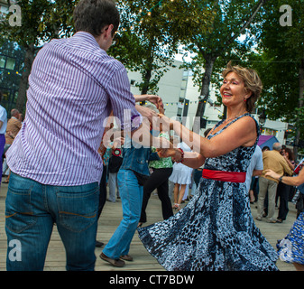 Parigi, Francia, eventi pubblici, Swing Dancing per coppie anziane, Rock'n'Roll degli anni '1950, sulla Senna, Quai a 'Paris Plages'. vacanze estive d'epoca divertenti Foto Stock