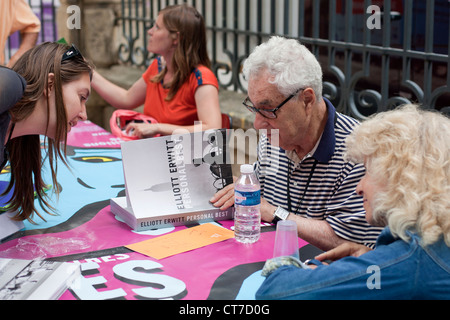 Elliott Erwitt firma uno dei suoi libri presso l'International Festival fotografia, Les Rencontres d'Arles, Francia. Foto Stock