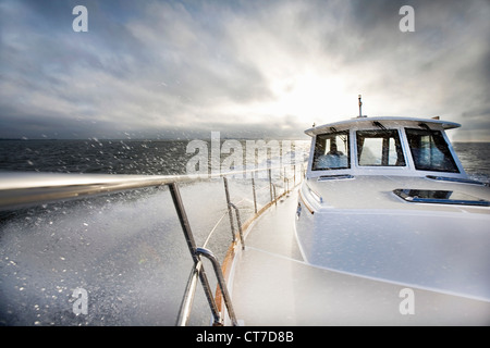 Power Boat e ocean spray Foto Stock