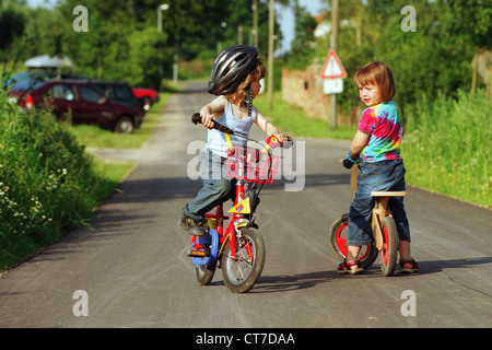 Mecklenburg, il traffico su strada - i bambini con le biciclette sulla strada principale Foto Stock