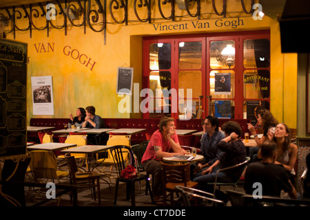 Café La Nuit, pensato per essere il café dipinti da Van Gogh nel suo caffè con terrazza di notte, a Place du Forum ad Arles, Francia. Foto Stock