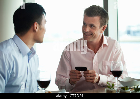 Uomini d'affari lo scambio di biglietti da visita Foto Stock