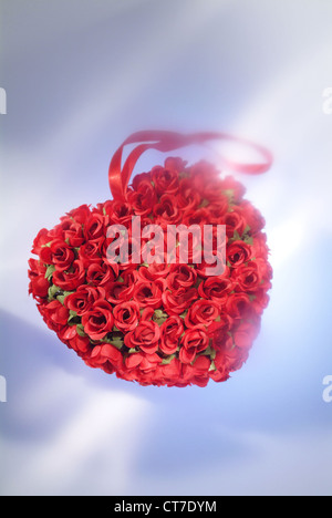 Un bouquet di rose artificiale a forma di cuore Foto Stock