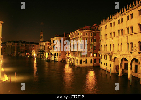 Venezia di notte, vista dal Ponte di Rialto lungo il fiume Foto Stock