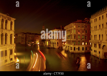 Venezia di notte, vista dal Ponte di Rialto lungo il fiume Foto Stock