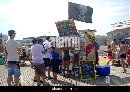 Concessione sorge sul lungomare presso Rockaway Beach nel Queens borough di New York Foto Stock