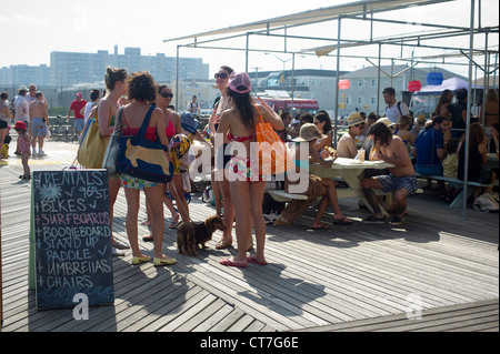 Concessione sorge sul lungomare presso Rockaway Beach nel Queens borough di New York Foto Stock