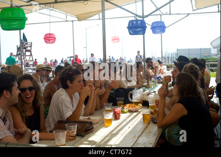 Concessione sorge sul lungomare presso Rockaway Beach nel Queens borough di New York Foto Stock