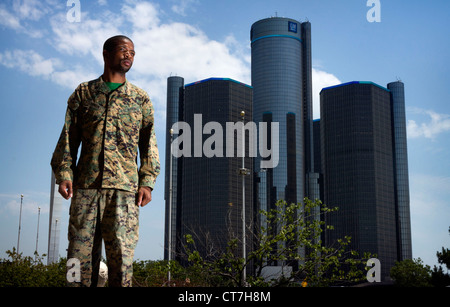 Deandre Simmons (24) è un ex marines che hanno partecipato a Detroit fiera del lavoro per i veterani. Foto Stock