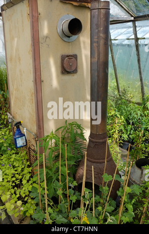 Vivaio commerciale poli tunnel del sistema di riscaldamento per mantenere piante dal gelo durante l'inverno nel Regno Unito Foto Stock