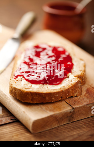 Pane con confettura di fragole Foto Stock