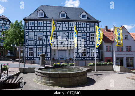 Biblioteca comunale sulla piazza del mercato, Korbach, distretto Waldeck-Frankenberg, Hesse, Germania, Europa Foto Stock