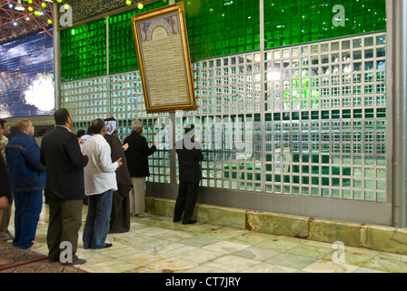 Pellegrini in preghiera di fronte all'Ayatollah Khomeini mausoleo di Teheran, Iran Foto Stock