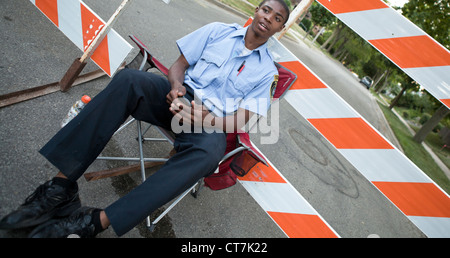 Un giovane uomo funziona come una polizia intern in Shorewood, Wisconsin, STATI UNITI D'AMERICA Foto Stock
