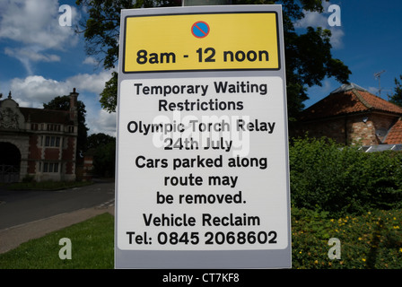 Cartello stradale di avvertimento di restrizioni dovute al passaggio di 2012 torcia olimpica petersham, Surrey, Inghilterra Foto Stock