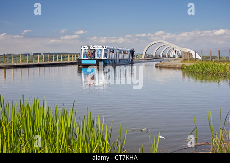 Barca appena al top di Falkirk Wheel Foto Stock