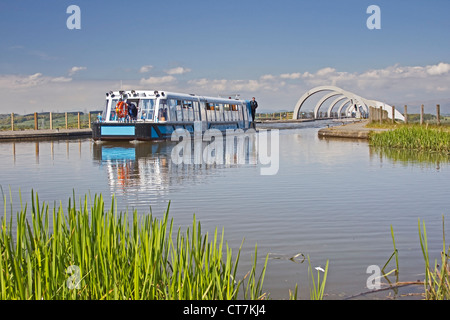 Barca al top di Falkirk Wheel Foto Stock