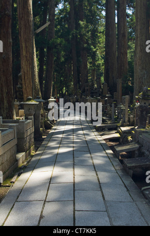 Tempio Okunoin cimitero di Mount Koya, Koyasan, prefettura di Wakayama, Giappone. Foto Stock