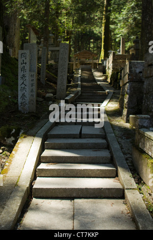 Tempio Okunoin cimitero di Mount Koya, Koyasan, prefettura di Wakayama, Giappone. Foto Stock