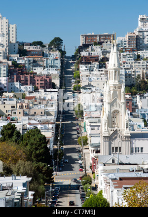 Vista lungo la nocciola Street guardando verso sud-ovest passato i santi Pietro e Paolo Chiesa nel quartiere di North Beach di San Francisco. Foto Stock