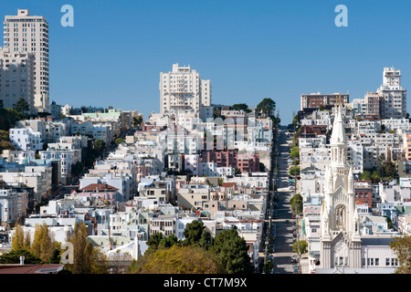 Vista lungo la nocciola Street guardando verso sud-ovest passato i santi Pietro e Paolo Chiesa nel quartiere di North Beach di San Francisco. Foto Stock