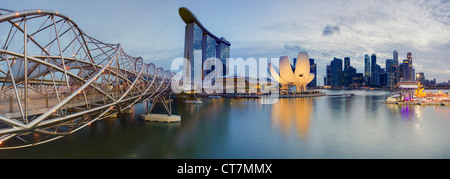 Il ponte di elica e Marina Bay Sands, Marina Bay, Singapore, Sud-est asiatico Foto Stock