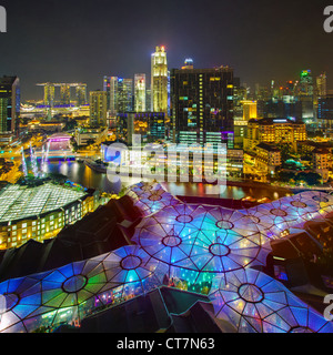 Il Sud Est asiatico, Singapore, vista in elevazione sopra il quartiere degli intrattenimenti di Clarke Quay, il fiume Singapore e dello skyline della città Foto Stock