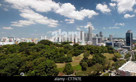 Il Sud Est asiatico, Singapore, vista in elevazione su Fort Canning Park e il moderno skyline della città Foto Stock