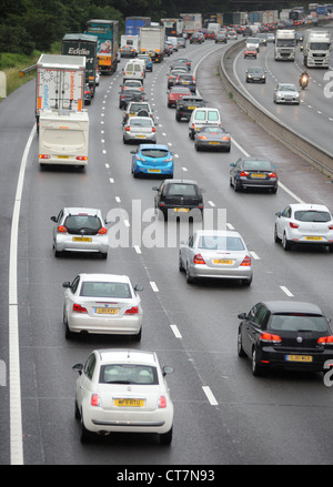 Il traffico pesante sulla autostrada M6 vicino a Stafford code nuovamente la visibilità degli inceppamenti bikers di trasporto auto CODE MOTORING JAM ETC REGNO UNITO Foto Stock