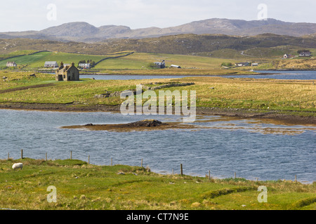 Scottish loch nei pressi di Callanish (Ebridi Esterne della Scozia) Foto Stock