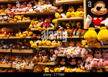 Iconici personaggi Disney Micky Mouse, Minny, Goofy, orsetti su scaffali in Disney store a Manhattan, New York City Foto Stock