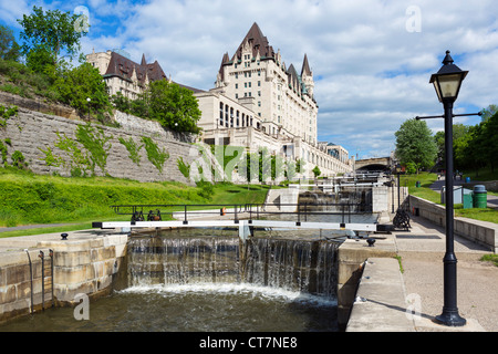 Volo di blocchi sul canale Rideau guardando verso il Fairmont Chateau Laurier Ottawa, Ontario, Canada Foto Stock