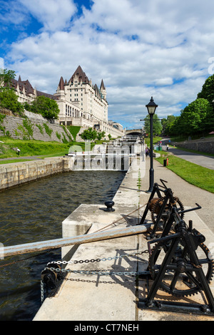 Volo di blocchi sul canale Rideau guardando verso il Fairmont Chateau Laurier Ottawa, Ontario, Canada Foto Stock